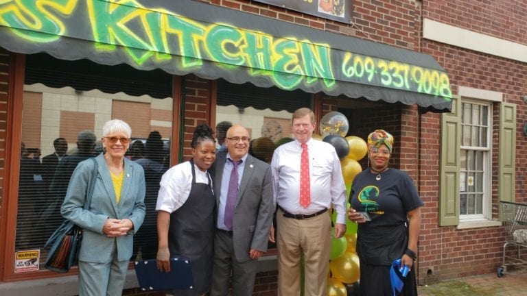 Tracey’s Kitchen Cooks up Soul, Seafood and American Fare