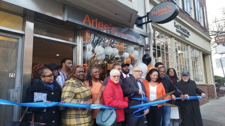 Mayor Reed Gusciora Officiates Arlee’s Raw Blends in Trenton